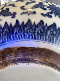 Een grote Chinese blauw-witte driepotige 'bajixiang' wierookbrander met lotusslingers, Qianlong