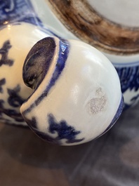 Een grote Chinese blauw-witte driepotige 'bajixiang' wierookbrander met lotusslingers, Qianlong