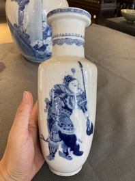 Trois vases en porcelaine de Chine en bleu et blanc, 19&egrave;me