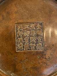 Een Chinese dubbelwandige bronzen penselenbeker, Xuande merk, Qing