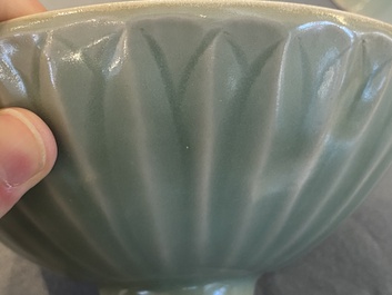 Twee Chinese Longquan celadon kommen, Song of later