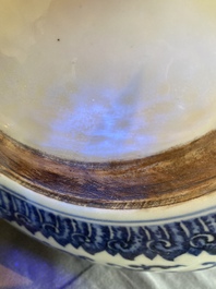 Een grote Chinese blauw-witte driepotige 'bajixiang' wierookbrander met lotusslingers, Qianlong