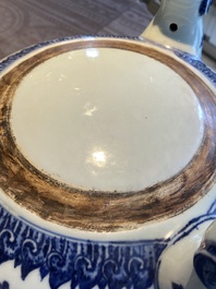 Een grote Chinese blauw-witte driepotige 'bajixiang' wierookbrander met lotusslingers, Qianlong