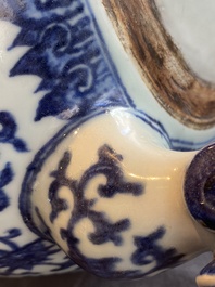 Een grote Chinese blauw-witte driepotige 'bajixiang' wierookbrander met lotusslingers, Qianlong