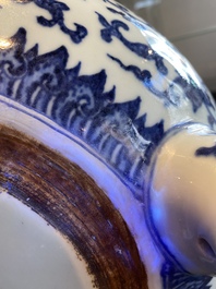 Een grote Chinese blauw-witte driepotige 'bajixiang' wierookbrander met lotusslingers, Qianlong