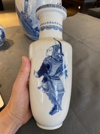 Trois vases en porcelaine de Chine en bleu et blanc, 19&egrave;me