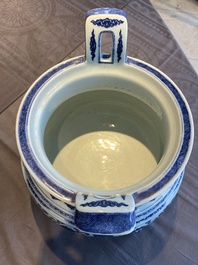 Een grote Chinese blauw-witte driepotige 'bajixiang' wierookbrander met lotusslingers, Qianlong