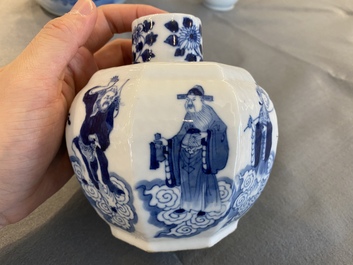 Trois vases en porcelaine de Chine en bleu et blanc, 19&egrave;me