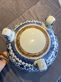 Een grote Chinese blauw-witte driepotige 'bajixiang' wierookbrander met lotusslingers, Qianlong