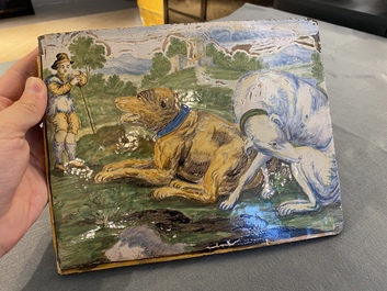 Plaque en fa&iuml;ence de Castelli polychrome figurant un berger et deux grands chiens, Italie, 18&egrave;me