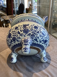 Een grote Chinese blauw-witte driepotige 'bajixiang' wierookbrander met lotusslingers, Qianlong