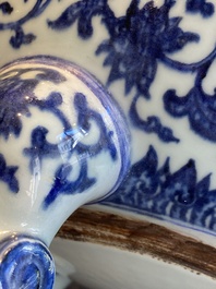 Een grote Chinese blauw-witte driepotige 'bajixiang' wierookbrander met lotusslingers, Qianlong