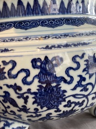 Een grote Chinese blauw-witte driepotige 'bajixiang' wierookbrander met lotusslingers, Qianlong