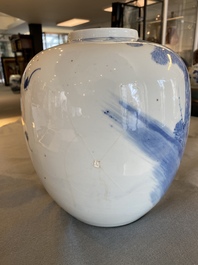 Trois vases en porcelaine de Chine en bleu et blanc, 19&egrave;me