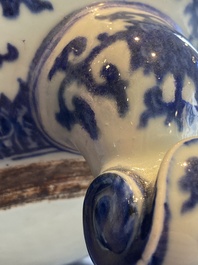 Een grote Chinese blauw-witte driepotige 'bajixiang' wierookbrander met lotusslingers, Qianlong