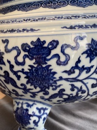 Een grote Chinese blauw-witte driepotige 'bajixiang' wierookbrander met lotusslingers, Qianlong