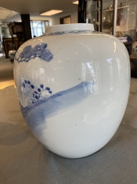 Trois vases en porcelaine de Chine en bleu et blanc, 19&egrave;me