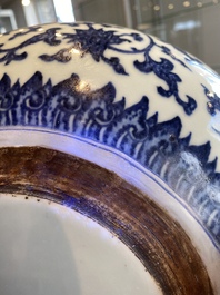 Een grote Chinese blauw-witte driepotige 'bajixiang' wierookbrander met lotusslingers, Qianlong