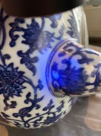 Een grote Chinese blauw-witte driepotige 'bajixiang' wierookbrander met lotusslingers, Qianlong