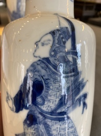 Trois vases en porcelaine de Chine en bleu et blanc, 19&egrave;me