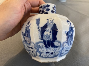 Trois vases en porcelaine de Chine en bleu et blanc, 19&egrave;me