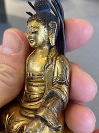 Een kleine Sino-Tibetaanse vergulde bronzen Boeddha, 19e eeuw