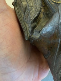 Een Chinese deels vergulde bronzen Guanyin op een lotustroon, Ming