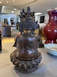 Statue de Guanyin sur tr&ocirc;ne de lotus en bronze partiellement dor&eacute;, Chine, Ming