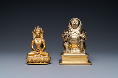 Een Sino-Tibetaanse vergulde bronzen Boeddha Amitayus en een Indische messing hindoe god, 19/20e eeuw