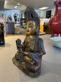 Een Chinese deels vergulde bronzen Guanyin met jongen, Ming