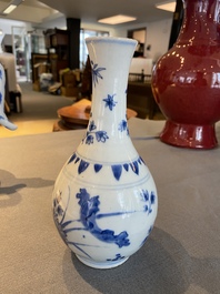 Vase de forme bouteille en porcelaine de Chine en bleu et blanc &agrave; d&eacute;cor floral, &eacute;poque Transition