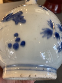 Vase de forme bouteille en porcelaine de Chine en bleu et blanc &agrave; d&eacute;cor floral, &eacute;poque Transition