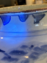 Een Chinese blauw-witte 'draken' vaas, Shunzhi