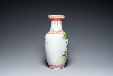 Trois vases en porcelaine de Chine &agrave; d&eacute;cor de la R&eacute;volution Culturelle, sign&eacute;s Wu Kang 吳康 et dat&eacute;s 1974