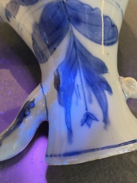 Verseuse en porcelaine de Chine en bleu et blanc &agrave; d&eacute;cor d'un p&ecirc;cheur dans un paysage, &eacute;poque Transition
