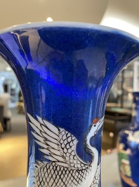 Paire de vases en porcelaine de Chine famille verte &agrave; fond bleu poudr&eacute;, 19&egrave;me