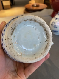 Verseuse en porcelaine de Chine en bleu et blanc &agrave; d&eacute;cor d'un p&ecirc;cheur dans un paysage, &eacute;poque Transition