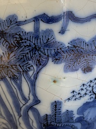 Vase de forme octagonale &agrave; d&eacute;cor chinois en fa&iuml;ence de Delft en bleu et blanc, fin du 17&egrave;me