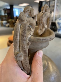 Een Chinese steengoed amfoor met oren in de vorm van draken, Tang