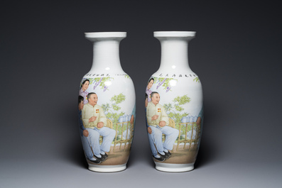 Paire de vases en porcelaine de Chine &agrave; d&eacute;cor de la R&eacute;volution Culturelle figurant Mao Zedong, sign&eacute;s Qiu Guang et dat&eacute;s 1973