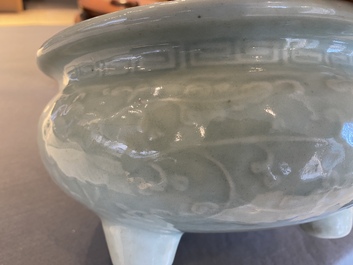 Een Chinese celadon-geglazuurde driepotige wierookbrander met florale slingers op houten voet, Qing