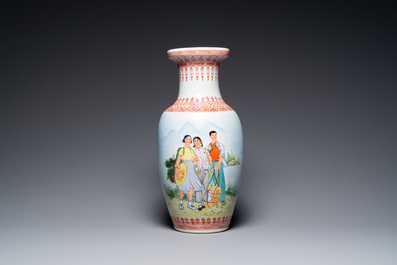 Trois vases en porcelaine de Chine &agrave; d&eacute;cor de la R&eacute;volution Culturelle, sign&eacute;s Zhang Wenchao 章文超 et dat&eacute;s 1969 et 1974