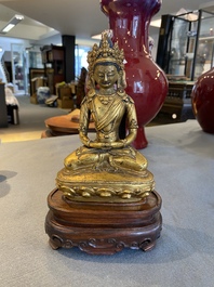 Een Sino-Tibetaanse vergulde bronzen Boeddha Amitayus, Qing