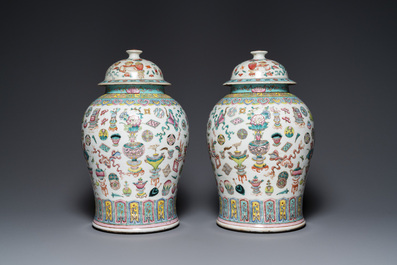 Paire de vases couverts en porcelaine de Chine famille rose &agrave; d&eacute;cor d'antiquit&eacute;s, 19&egrave;me