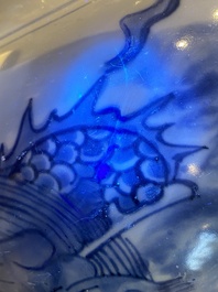 Vase en porcelaine de Chine en bleu et blanc &agrave; d&eacute;cor de dragons, Shunzhi