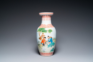Trois vases en porcelaine de Chine &agrave; d&eacute;cor de la R&eacute;volution Culturelle, sign&eacute;s Wu Kang 吳康 et dat&eacute;s 1974