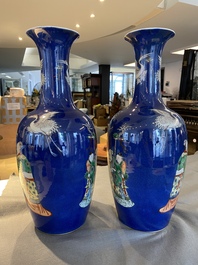 Paire de vases en porcelaine de Chine famille verte &agrave; fond bleu poudr&eacute;, 19&egrave;me