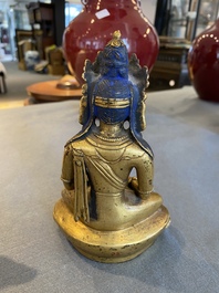 Een Sino-Tibetaanse vergulde bronzen Boeddha Amitayus, Qing