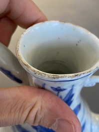 Verseuse en porcelaine de Chine en bleu et blanc &agrave; d&eacute;cor d'un p&ecirc;cheur dans un paysage, &eacute;poque Transition