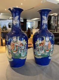 Paire de vases en porcelaine de Chine famille verte &agrave; fond bleu poudr&eacute;, 19&egrave;me